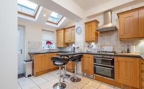 Sleeps 5 - 3 Bedrooms - Walk To The Square Hosted Happy Valley Cast